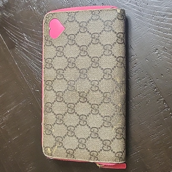 Gucci Handbags - Gucci zip wallet